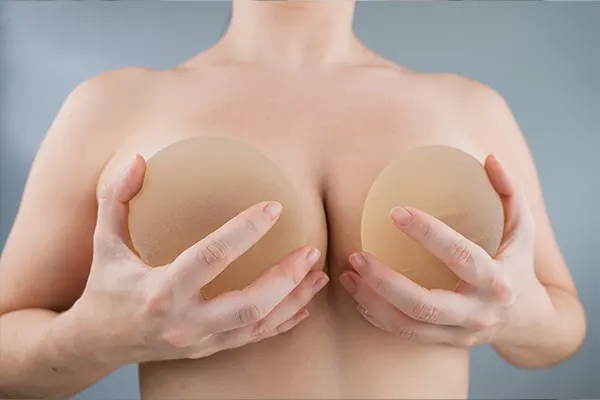 img-por-que-se-da-el-desplazamiento-de-protesis-de-seno