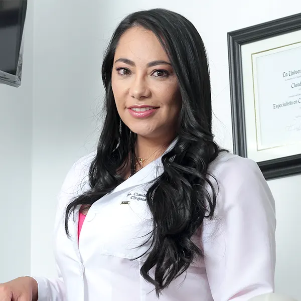 Img-cirujano-plastico-en-bogota-Nosotros-Dra. Claudia F. Camacho